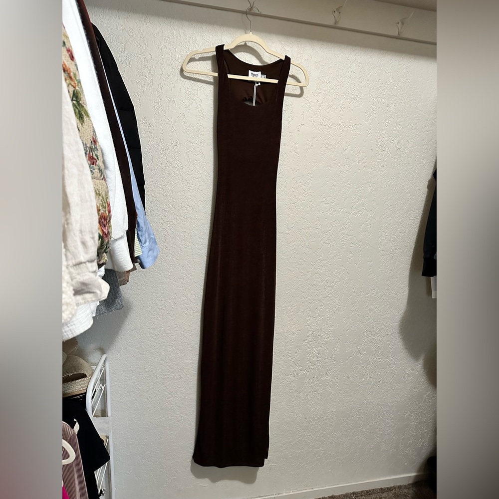 Long fitted brown dress